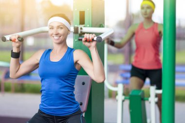 Profesyonel kıyafet açık olan iki atlet kız arkadaşım el kaldırma egzersizleri