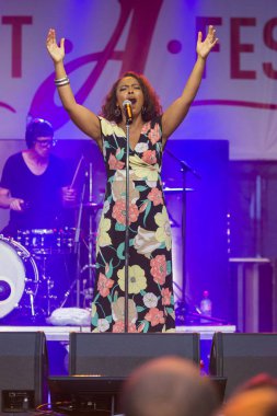 A-Fest Müzik Festivali'nde sahne dünya ünlü caz topluluk De-Phazz Appleton Pat vokalist ve şarkıcı