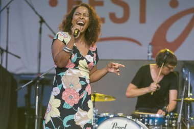 A-Fest Müzik Festivali'nde sahne dünya ünlü caz topluluk De-Phazz Appleton Pat vokalist ve şarkıcı