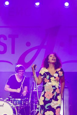 A-Fest Müzik Festivali'nde sahne dünya ünlü caz topluluk De-Phazz Appleton Pat vokalist ve şarkıcı