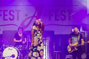 A-Fest Müzik Festivali'nde sahne dünya ünlü caz topluluk De-Phazz Appleton Pat vokalist ve şarkıcı