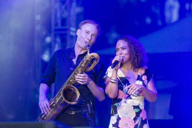  Vokalist ve şarkıcı Pat Appleton ve dünya ünlü caz topluluk De-Phazz A-Fest Müzik Festivali'nde sahne in Marcus Bartelt