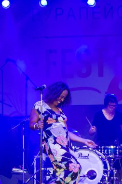 A-Fest Müzik Festivali'nde sahne dünya ünlü caz topluluk De-Phazz Appleton Pat vokalist ve şarkıcı