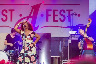 A-Fest Müzik Festivali'nde sahne dünya ünlü caz topluluk De-Phazz Appleton Pat vokalist ve şarkıcı