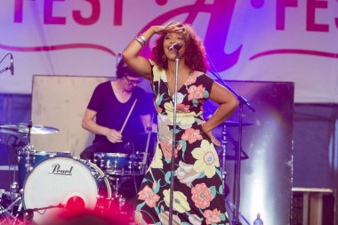 A-Fest Müzik Festivali'nde sahne dünya ünlü caz topluluk De-Phazz Appleton Pat vokalist ve şarkıcı