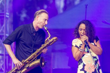  Vokalist ve şarkıcı Pat Appleton ve dünya ünlü caz topluluk De-Phazz A-Fest Müzik Festivali'nde sahne in Marcus Bartelt