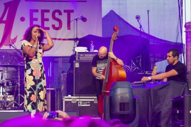 A-Fest Müzik Festivali'nde sahne dünya ünlü caz topluluk De-Phazz Appleton Pat vokalist ve şarkıcı