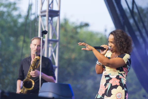  Vokalist ve şarkıcı Pat Appleton ve dünya ünlü caz topluluk De-Phazz A-Fest Müzik Festivali'nde sahne in Marcus Bartelt