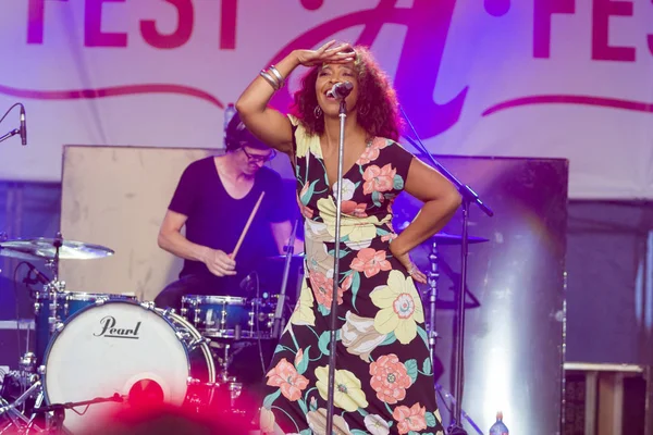 A-Fest Müzik Festivali'nde sahne dünya ünlü caz topluluk De-Phazz Appleton Pat vokalist ve şarkıcı