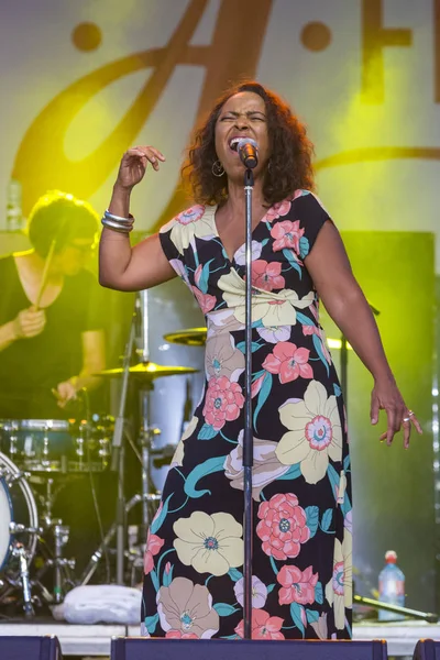 A-Fest Müzik Festivali'nde sahne dünya ünlü caz topluluk De-Phazz Appleton Pat vokalist ve şarkıcı