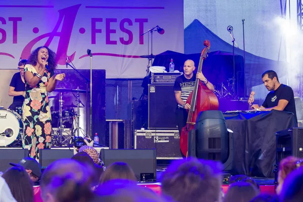 A-Fest Müzik Festivali'nde sahne dünya ünlü caz topluluk De-Phazz Appleton Pat vokalist ve şarkıcı