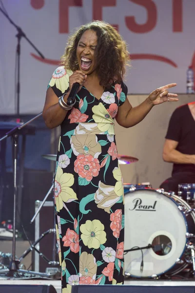 A-Fest Müzik Festivali'nde sahne dünya ünlü caz topluluk De-Phazz Appleton Pat vokalist ve şarkıcı