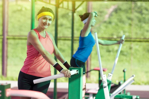 İki etkin beyaz iyi açık egzersiz yapıyor yerleştirmek