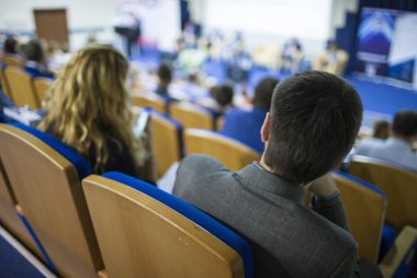 İş kavramları. Büyük kongre salonu iş konferans sırasında Sahne Alanı'nda konuşan ana bilgisayar.