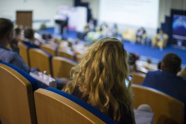 İş kavramları. Büyük kongre salonu iş konferans sırasında Sahne Alanı'nda konuşan ana bilgisayar.