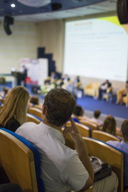 İş kavramları. Büyük kongre salonu iş konferans sırasında Sahne Alanı'nda konuşan ana bilgisayar.