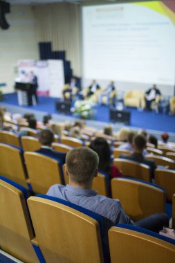 İş kavramları. Büyük kongre salonu iş konferans sırasında Sahne Alanı'nda konuşan ana bilgisayar.
