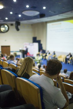 İş kavramları. Büyük kongre salonu iş konferans sırasında Sahne Alanı'nda konuşan ana bilgisayar.