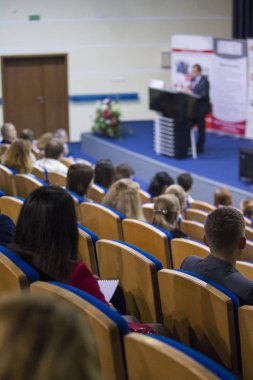 İş kavramları. Büyük kongre salonu iş konferans sırasında Sahne Alanı'nda konuşan ana bilgisayar.