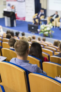 Ana sahne seyirci önünde büyük kongre salonu iş toplantısında konuşan. Fikirleri Girişimcilik. 