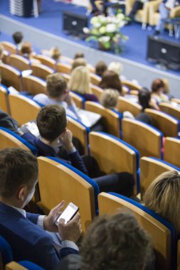 Ana sahne seyirci önünde büyük kongre salonu iş toplantısında konuşan. Fikirleri Girişimcilik. 