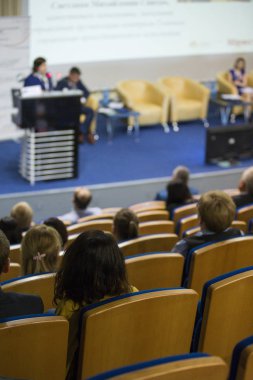 Ana sahne seyirci önünde büyük kongre salonu iş toplantısında konuşan. Fikirleri Girişimcilik. 