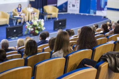 Ana sahne seyirci önünde büyük kongre salonu iş toplantısında konuşan. Fikirleri Girişimcilik. 