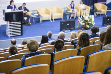 Ana sahne seyirci önünde büyük kongre salonu iş toplantısında konuşan. Fikirleri Girişimcilik. 