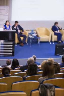 Ana sahne seyirci önünde büyük kongre salonu iş toplantısında konuşan. Fikirleri Girişimcilik. 