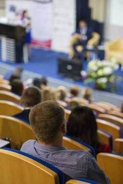 Ana sahne seyirci önünde büyük kongre salonu iş toplantısında konuşan. Fikirleri Girişimcilik. 