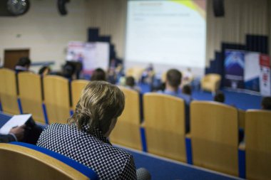 Ana sahne seyirci önünde büyük kongre salonu iş toplantısında konuşan. Fikirleri Girişimcilik. 