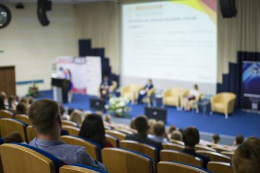 Ana sahne seyirci önünde büyük kongre salonu iş toplantısında konuşan. Fikirleri Girişimcilik. 