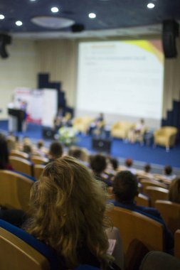 Ana sahne seyirci önünde büyük kongre salonu iş toplantısında konuşan. Fikirleri Girişimcilik. 