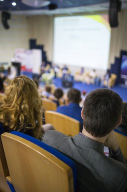 Ana sahne seyirci önünde büyük kongre salonu iş toplantısında konuşan. Fikirleri Girişimcilik. 