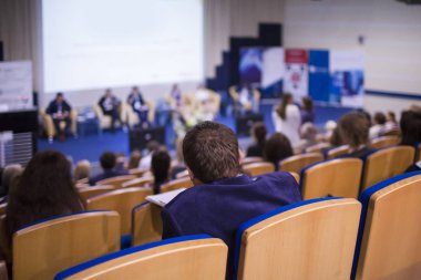 Ana sahne seyirci önünde büyük kongre salonu iş toplantısında konuşan. Fikirleri Girişimcilik. 