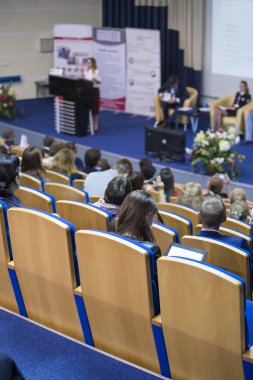 Ana sahne seyirci önünde büyük kongre salonu iş toplantısında konuşan. Fikirleri Girişimcilik. 