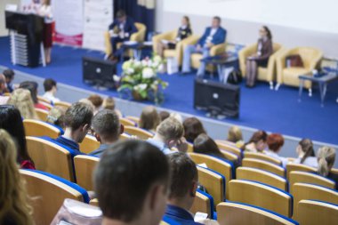 Ana sahne seyirci önünde büyük kongre salonu iş toplantısında konuşan. Fikirleri Girişimcilik. 