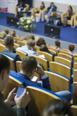 İş kavramları. Sahne önünde dinleyicilere büyük kongre salonu iş toplantısında konuşan erkek Hoast. Fikirleri Girişimcilik.