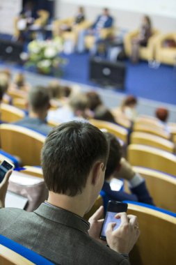 İş kavramları. Sahne önünde dinleyicilere büyük kongre salonu iş toplantısında konuşan erkek Hoast. Fikirleri Girişimcilik.