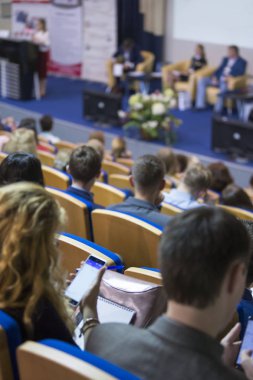 Kongresi katılımcıları dinleme arkasında öğretim görevlisi konuşma içinde ön insan grubu için