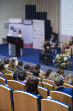 İş konferansları kavram ve fikirler. Grup insanlar katılıyor konferans ve ana bilgisayar hoparlör dinleme