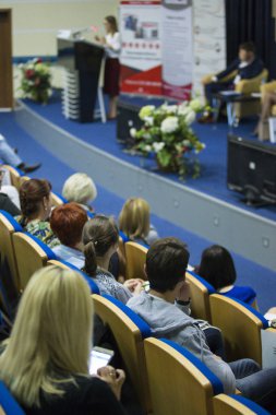 Sahnede seyirci önünde bir konuşma kadın öğretim üyesi. Dikey görüntü