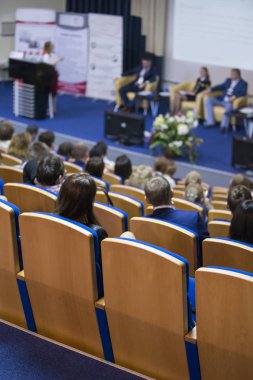 Sahnede seyirci önünde bir konuşma kadın öğretim üyesi. Dikey görüntü