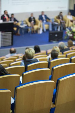 İş kavramları. Sahne önünde dinleyicilere büyük kongre salonu iş toplantısında konuşan erkek Hoast. Fikirleri Girişimcilik.