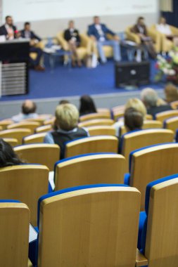 İş kavramları. Sahne önünde dinleyicilere büyük kongre salonu iş toplantısında konuşan erkek Hoast. Fikirleri Girişimcilik.