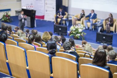 İş kavramları. Sahne önünde dinleyicilere büyük kongre salonu iş toplantısında konuşan erkek Hoast. Fikirleri Girişimcilik.