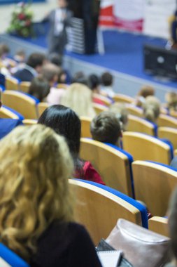 İş kavramları. Sahne önünde dinleyicilere büyük kongre salonu iş toplantısında konuşan erkek Hoast. Fikirleri Girişimcilik.