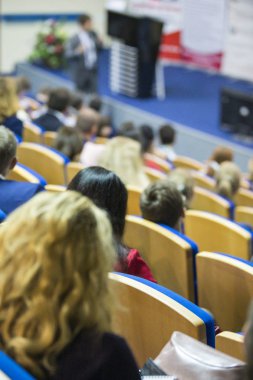 İş kavramları. Sahne önünde dinleyicilere büyük kongre salonu iş toplantısında konuşan erkek Hoast. Fikirleri Girişimcilik.