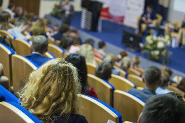 İş kavramları. Sahne önünde dinleyicilere büyük kongre salonu iş toplantısında konuşan erkek Hoast. Fikirleri Girişimcilik.