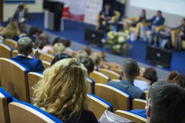 İş kavramları. Sahne önünde dinleyicilere büyük kongre salonu iş toplantısında konuşan erkek Hoast. Fikirleri Girişimcilik.